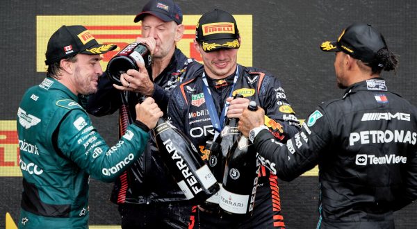 epa10698964 First placed Dutch Formula One driver Max Verstappen (2-R) of Red Bull Racing second placed Spanish Formula One driver Fernando Alonso (L) of Aston Martin, Technical chief Pierre Wache (2-L) of Red Bull Racing and third placed British Formula One driver Lewis Hamilton (R) of Mercedes-AMG Petronas celebrates on the podium after the Formula Oneof the Canada Formula One Grand Prix at the Gilles Villeneuve circuit in Montreal, Canada, 18 June 2023.  EPA/ANDRE PICHETTE