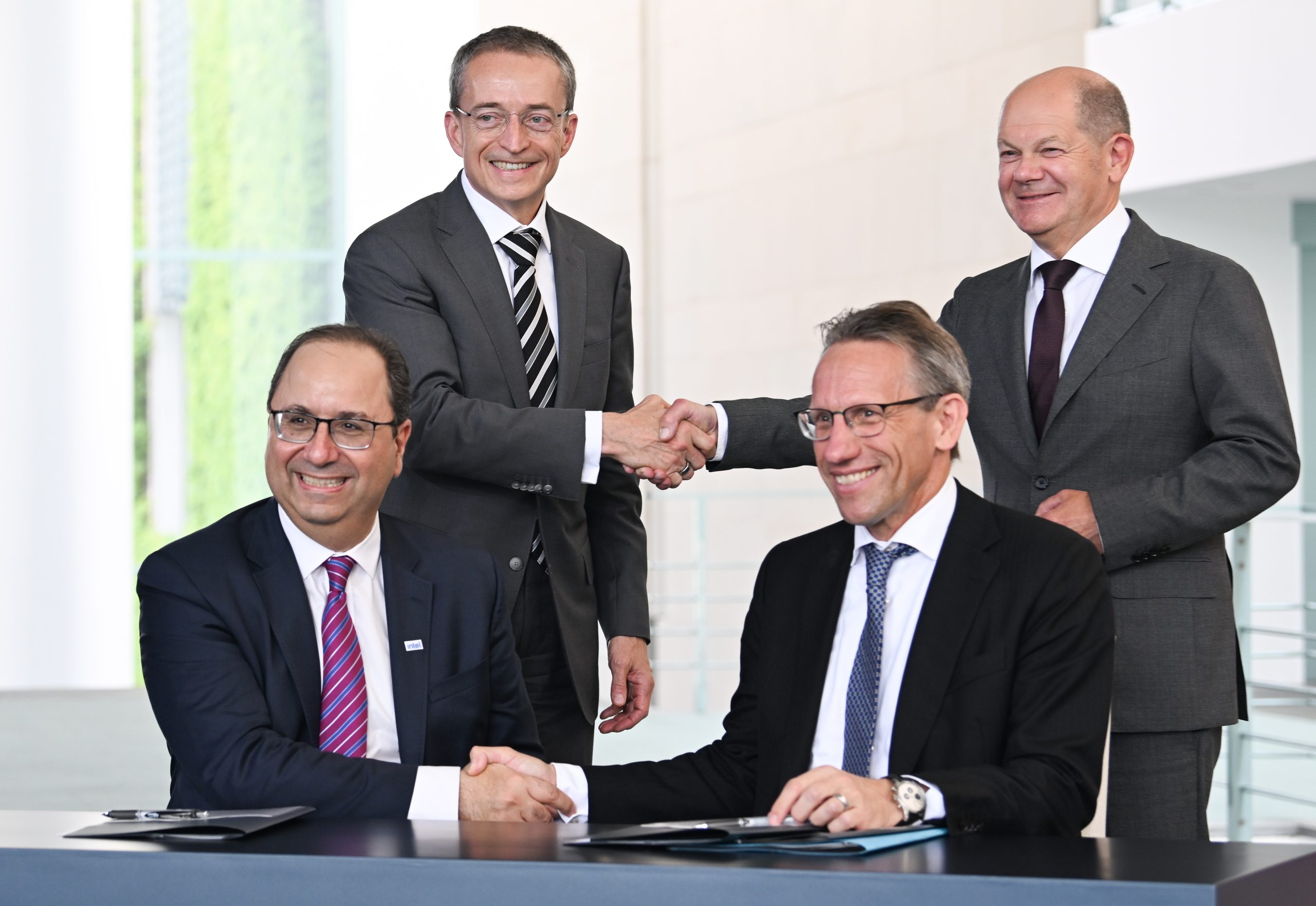 epa10699993 Intel CEO Pat Gelsinger (2L) and German Chancellor Olaf Scholz (R) and State Secretary of the German Chancellery Joerg Kukies (L) and Intel Executive Vice President Keyvan Esfarjani (R) shake hands after signing an agreement in Berlin, Germany, 19 June 2023.  German government and US chip manufacturer Intel signed an agreement on new Intel factory in Magdeburg.  