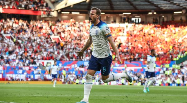 epa10700704 Harry Kane of England celebrates after scoring the 1-0 goal during the UEFA EURO 2024 qualification match between England and North Macedonia in Manchester, Britain, 19 June 2023.  EPA/ADAM VAUGHAN