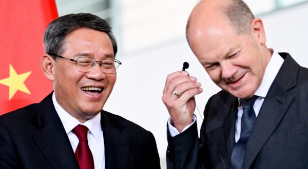 epa10701486 German Chancellor Olaf Scholz (R) and Chinese Premier Li Qiang laughing after a press conference during the 7th German-Chinese Governments Consultations at the Chancellery in Berlin, Germany, 20 June 2023.  EPA/Filip Singer