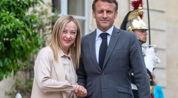epa10702045 French President Emmanuel Macron (R) welcomes Italian Prime Minister Giorgia Meloni (L) at the Elysee palace in Paris, France, 20 June 2023. Giorgia Meloni is on an official visit to France.  EPA/CHRISTOPHE PETIT TESSON