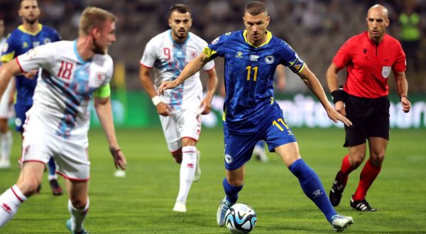 epa10702576 Edin Dzeko (R) of Bosnia and Herzegovina in action against Luxembourg player Laurent Jans (L) and Danel Sinani (C) during the UEFA EURO 2024 qualifying soccer match between Bosnia & Herzegovina and Luxembourg in Zenica, Bosnia and Hercegovina, 20 June 2023.  EPA/FEHIM DEMIR