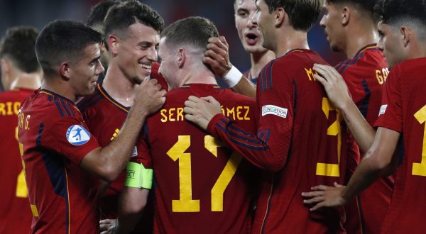 epa10704776 Spain's Sergio Gomez celebrates with teammates after scoring the 0-3 goal during the UEFA Under-21 Championship group stage match between Romania and Spain in Bucharest, Romania, 21 June 2023.  EPA/ROBERT GHEMENT