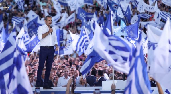 epaselect epa10708551 Leader of New Democracy party Kyriakos Mitsotakis speaks during his main pre-election rally, at Syntagma square in Athens, Greece, 23 June 2023. Greece's national and parliamentary elections will be held on 25 June.  EPA/GEORGE VITSARAS