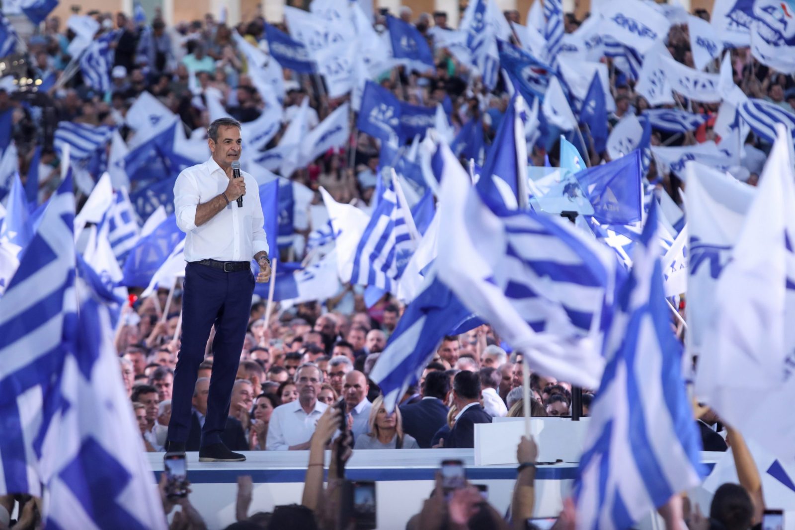 epaselect epa10708551 Leader of New Democracy party Kyriakos Mitsotakis speaks during his main pre-election rally, at Syntagma square in Athens, Greece, 23 June 2023. Greece's national and parliamentary elections will be held on 25 June.  EPA/GEORGE VITSARAS