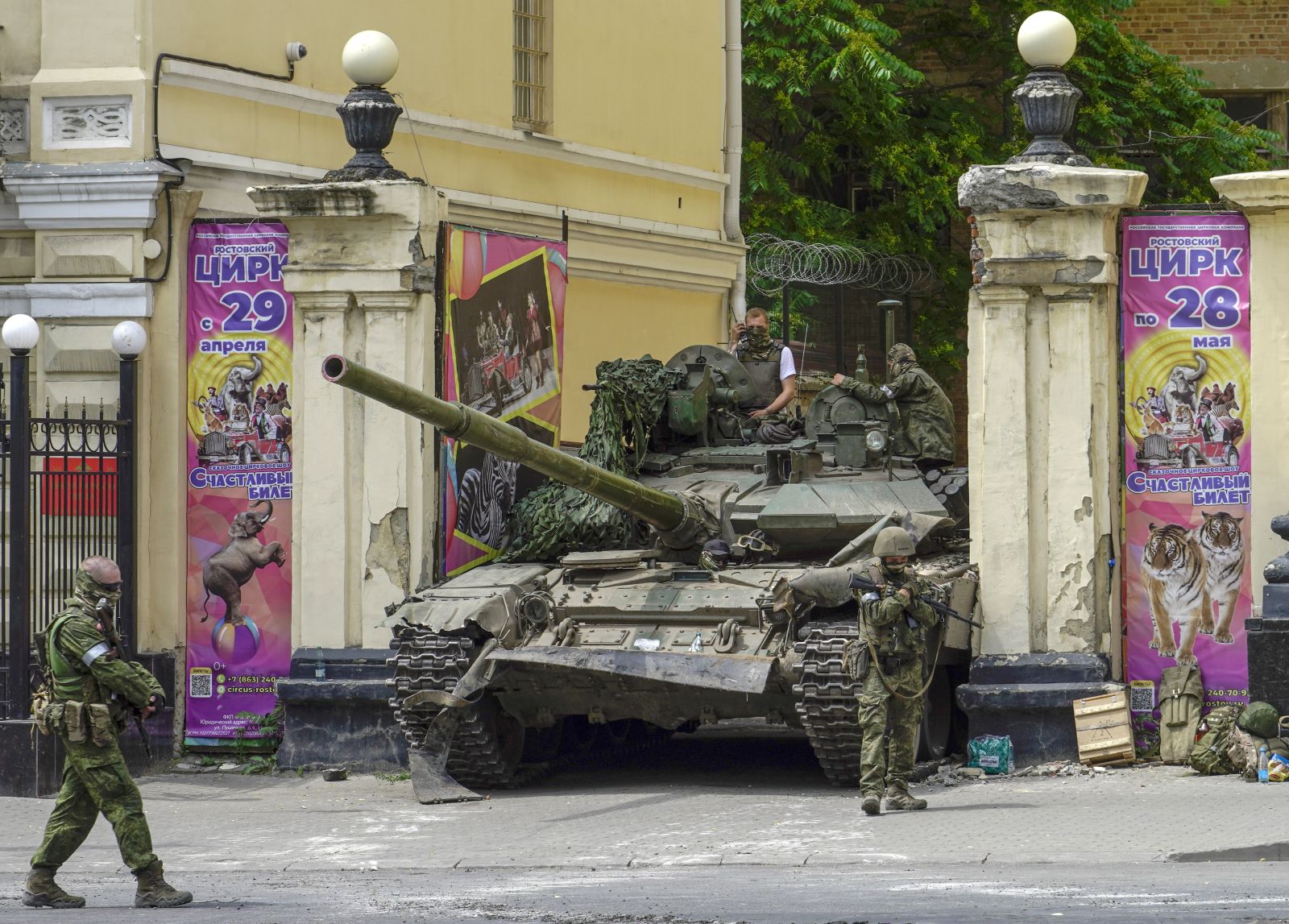 epa10709318 Armed private military company (PMC) Wagner Group servicemen, including some on a tank, keep watch at street in downtown Rostov-on-Don, southern Russia, 24 June 2023. Security and armoured vehicles were deployed after Wagner Group's chief Yevgeny Prigozhin said in a video that his troops had occupied the building of the headquarters of the Southern Military District, demanding a meeting with Russia's defense chiefs.  EPA/STRINGER