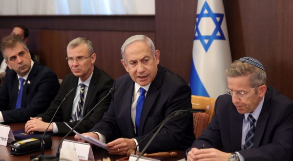 epa10710389 Israeli Prime Minister Benjamin Netanyahu (2-R), flanked by Deputy Prime Minister and Minister of Justice Yariv Levin (2-L), Israeli Foreign Minister Eli Cohen (L) and Cabinet Secretary Yossi Fuchs (R), attends the weekly cabinet meeting in the prime minister's office in Jerusalem, 25 June 2023.  EPA/ABIR SULTAN / POOL
