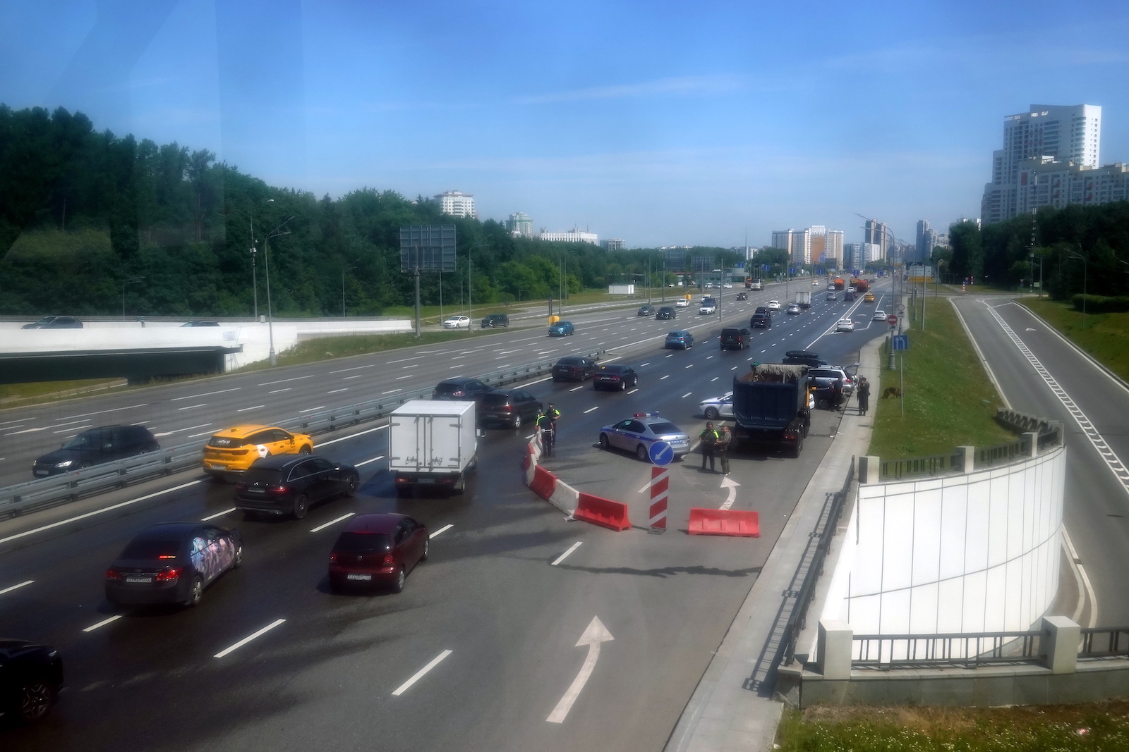epa10710745 A picture taken through the glass window of a pedestrian bridge of Russian police officers manning a check point at a road running from the Moscow region to Moscow, Russia, 25 June 2023. On 24 June, counter-terrorism measures were enforced in Moscow and other Russian regions after private military company (PMC) Wagner Group's chief claimed that his troops had occupied the building of the headquarters of the Southern Military District in Rostov-on-Don, demanding a meeting with Russia's defense chiefs. Belarusian President Lukashenko, a close ally of Putin, negotiated a deal with Wagner chief Prigozhin to stop the movement of the group's fighters across Russia, the press service of the President of Belarus reported. The negotiations were said to have lasted for the entire day. Prigozhin announced that Wagner fighters were turning their columns around and going back in the other direction, returning to their field camps.  EPA/MAXIM SHIPENKOV