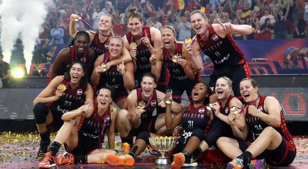 epa10711362 Players of Belgium pose with their trophy after winning the FIBA Women's EuroBasket final match between Belgium and Spain at Stozice Arena in Ljubljana, Slovenia, 25 June 2023. Belgium won 64-58.  EPA/ANTONIO BAT