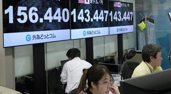 epa10711621 Tokyo money dealers are checking monitors during an afternoon trading session at the foreign exchange market in Tokyo, Japan, 26 June 2023. The Japanese yen continues its plunge, reaching 156,37 per euro during the day market.  EPA/KIMIMASA MAYAMA