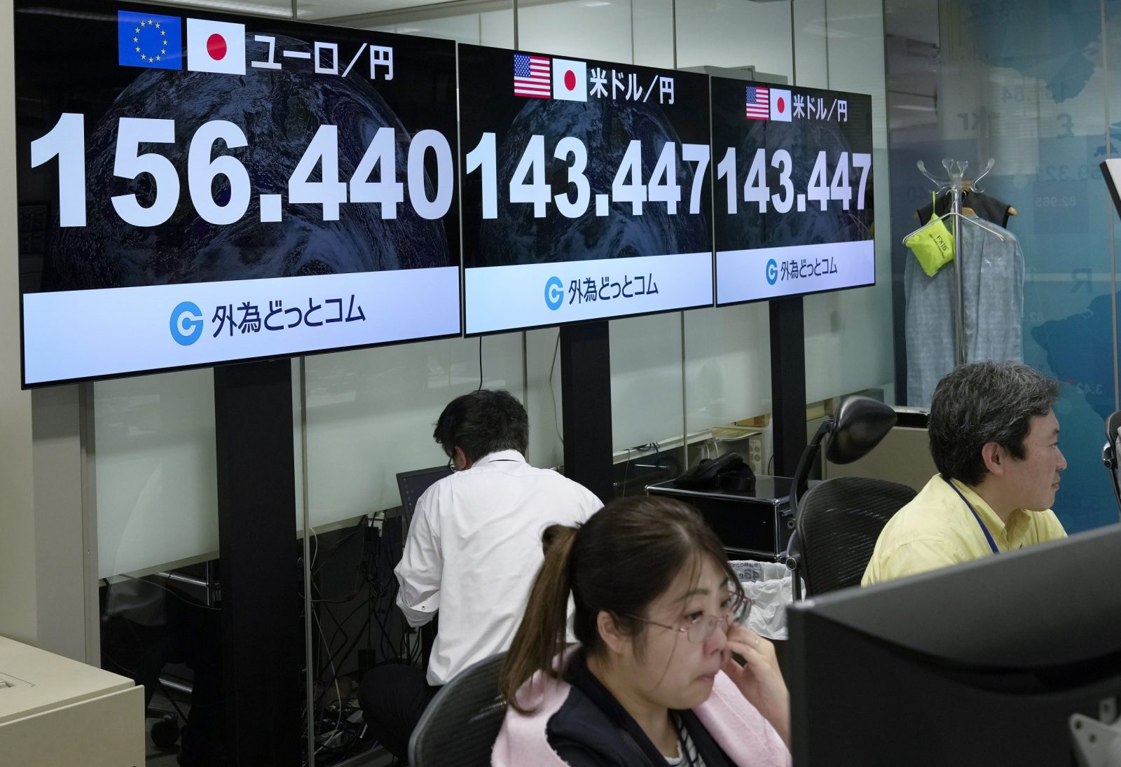 epa10711621 Tokyo money dealers are checking monitors during an afternoon trading session at the foreign exchange market in Tokyo, Japan, 26 June 2023. The Japanese yen continues its plunge, reaching 156,37 per euro during the day market.  EPA/KIMIMASA MAYAMA