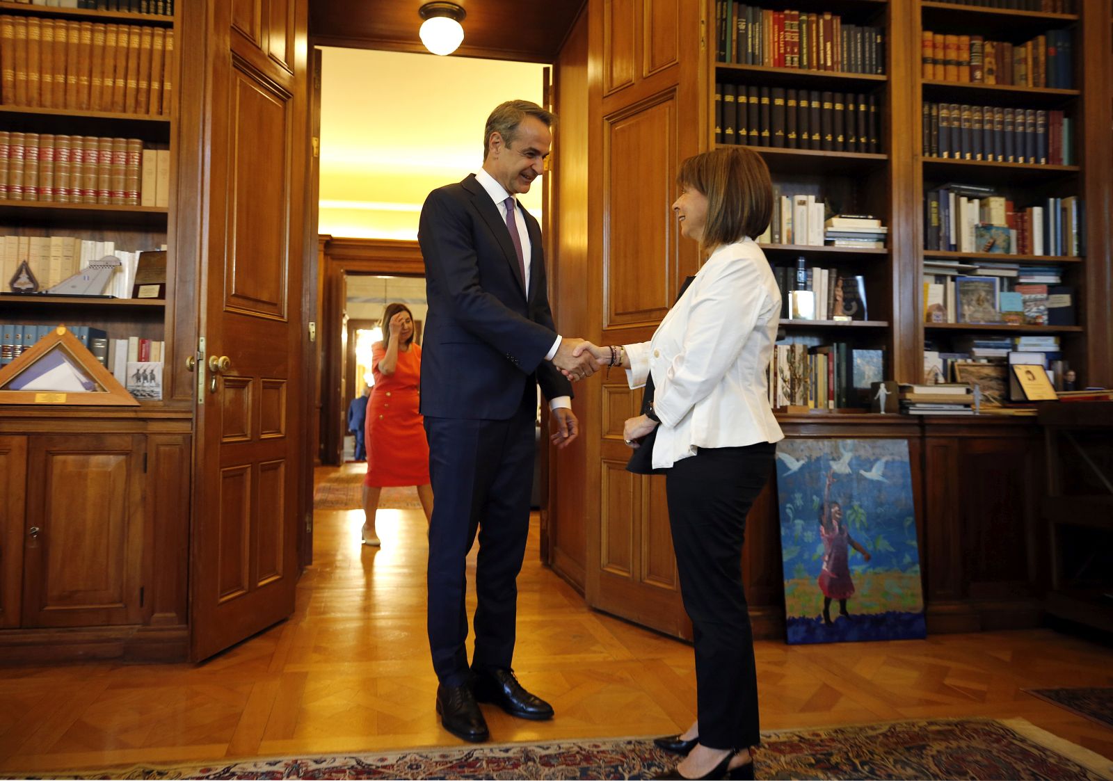 epa10711736 Greek President Katerina Sakellaropoulou (R) welcomes New Democracy leader Kyriakos Mitsotakis (L), during a meeting at the Presidential Mansion, in Athens, Greece, 26 June 2023. Kyriakos Mitsotakis will receive a mandate to form a government following his electoral victory at 25 June's runoff elections.  EPA/ALEXANDROS VLACHOS