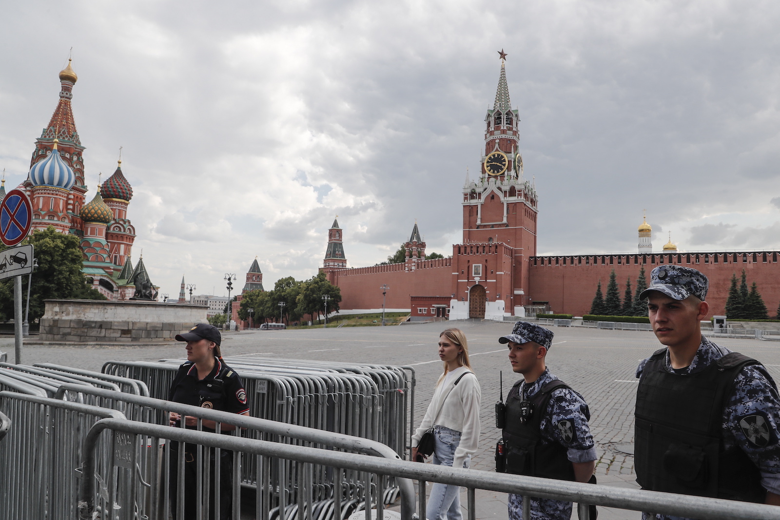 epa10712148 Russian policemen guard a closed entrance to Red Square in Moscow, Russia, 26 June 2023. The operational headquarters of Moscow and the Moscow region announced the removal of the regime of the counter-terrorist operation (CTO) operating in the region. On 24 June, counter-terrorism measures were enforced in Moscow and other Russian regions after private military company (PMC) Wagner Group chief Yevgeny Prigozhin claimed that his troops had occupied the building of the headquarters of the Southern Military District in Rostov-on-Don, demanding a meeting with Russia's defense chiefs. Belarusian President Lukashenko, a close ally of Putin, negotiated a deal with Wagner chief Prigozhin to stop the movement of the group's fighters across Russia, the press service of the President of Belarus reported. The negotiations were said to have lasted for the entire day. Prigozhin announced that Wagner fighters were turning their columns around and going back in the other direction, returning to their field camps.  EPA/MAXIM SHIPENKOV