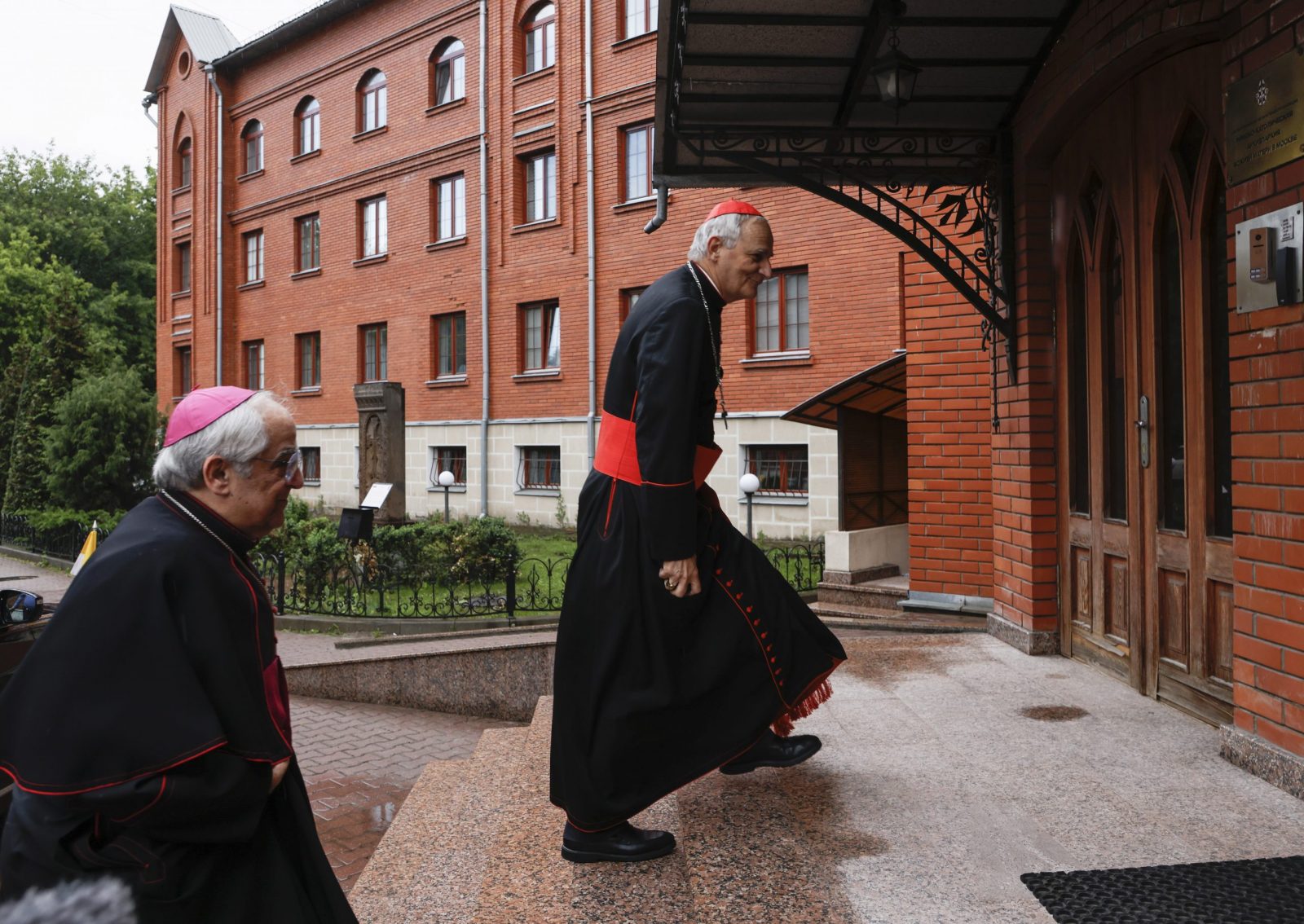 epa10717725 Cardinal Matteo Zuppi (C), Pope's envoy for the Ukrainian settlement, arrives to celebrate a Holy Mass during the feast of the Apostles Peter and Paul in the Cathedral of the Immaculate Conception of the Blessed Virgin Mary in Moscow, Russia, 29 June 2023. Archbishop of Bologna Cardinal Matteo Maria Zuppi was sent by Pope Francis to Moscow as his envoy to establish dialogue and seek a peaceful solution to the Russian-Ukrainian conflict. Zuppi discussed the conflict in Ukraine with Russian presidential aide Yuri Ushakov.  EPA/SERGEI ILNITSKY