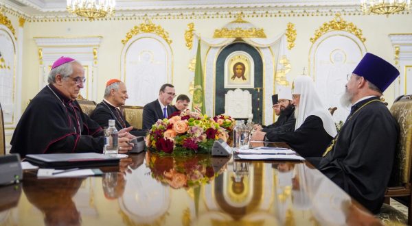 epa10718079 A handout photo made available by Russian Orthodox Church press service shows Russian Orthodox Patriarch Kirill (2-R) speaks with Cardinal Matteo Zuppi (2L), Pope's envoy for the Ukrainian settlement, during their meeting in Moscow, Russia, 29 June 2023. Archbishop of Bologna Cardinal Matteo Maria Zuppi was sent by Pope Francis to Moscow as his envoy to establish dialogue and seek a peaceful solution to the Russian-Ukrainian conflict. Zuppi discussed the conflict in Ukraine with Russian presidential aide Yuri Ushakov.  EPA/RUSSIAN ORTHODOX CHURCH PRESS SERVICE / HANDOUT  HANDOUT EDITORIAL USE ONLY/NO SALES
