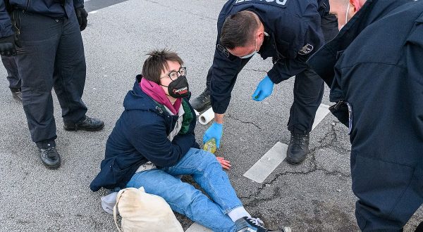Lina Eichler hat sich an der Ausfahrt von der A100 festgeklebt und die Hand wird von der Polizei gelöst. Berlin, 31.01.22