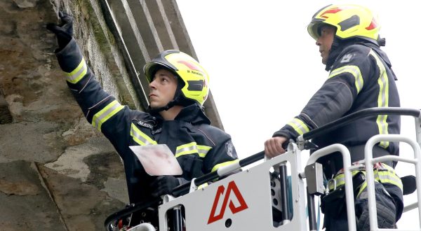 01.06.2023., Zagreb - Vatrogasci su jutros u Preradovicevoj uklanjali dijelove procelja koji su ugrozavali prolaznike. Photo: Patrik Macek/PIXSELL