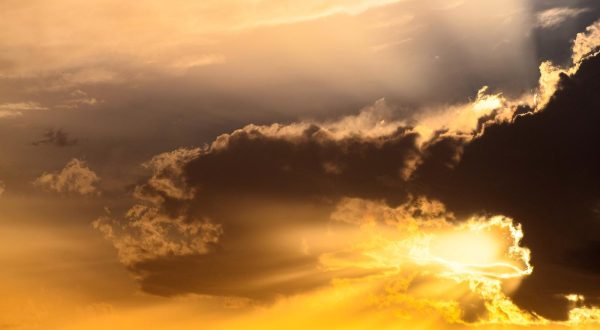 02.08.2019., Komiza -  Jucerasnja promjena vremena donijela je zanimljivu igru sunca i obalaka iznad Komize   Photo: Josip Regovic/PIXSELL