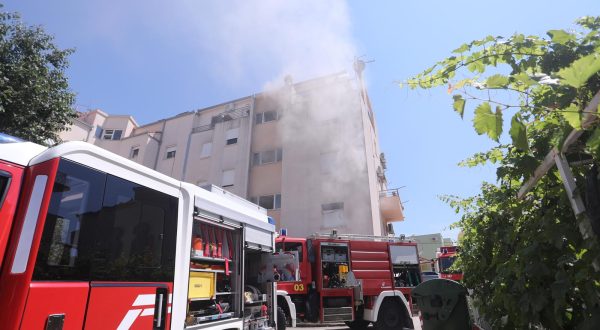 13.06.2023.,Strozanac- Intervencija vatrogasaca zbog pozara koji je izbio oko 14 sati u stanu u Strozancu. Photo: Ivo Cagalj/PIXSELL