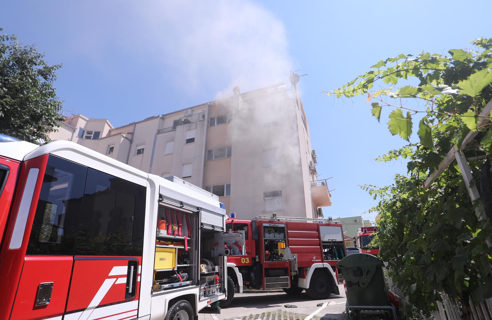 13.06.2023.,Strozanac- Intervencija vatrogasaca zbog pozara koji je izbio oko 14 sati u stanu u Strozancu. Photo: Ivo Cagalj/PIXSELL