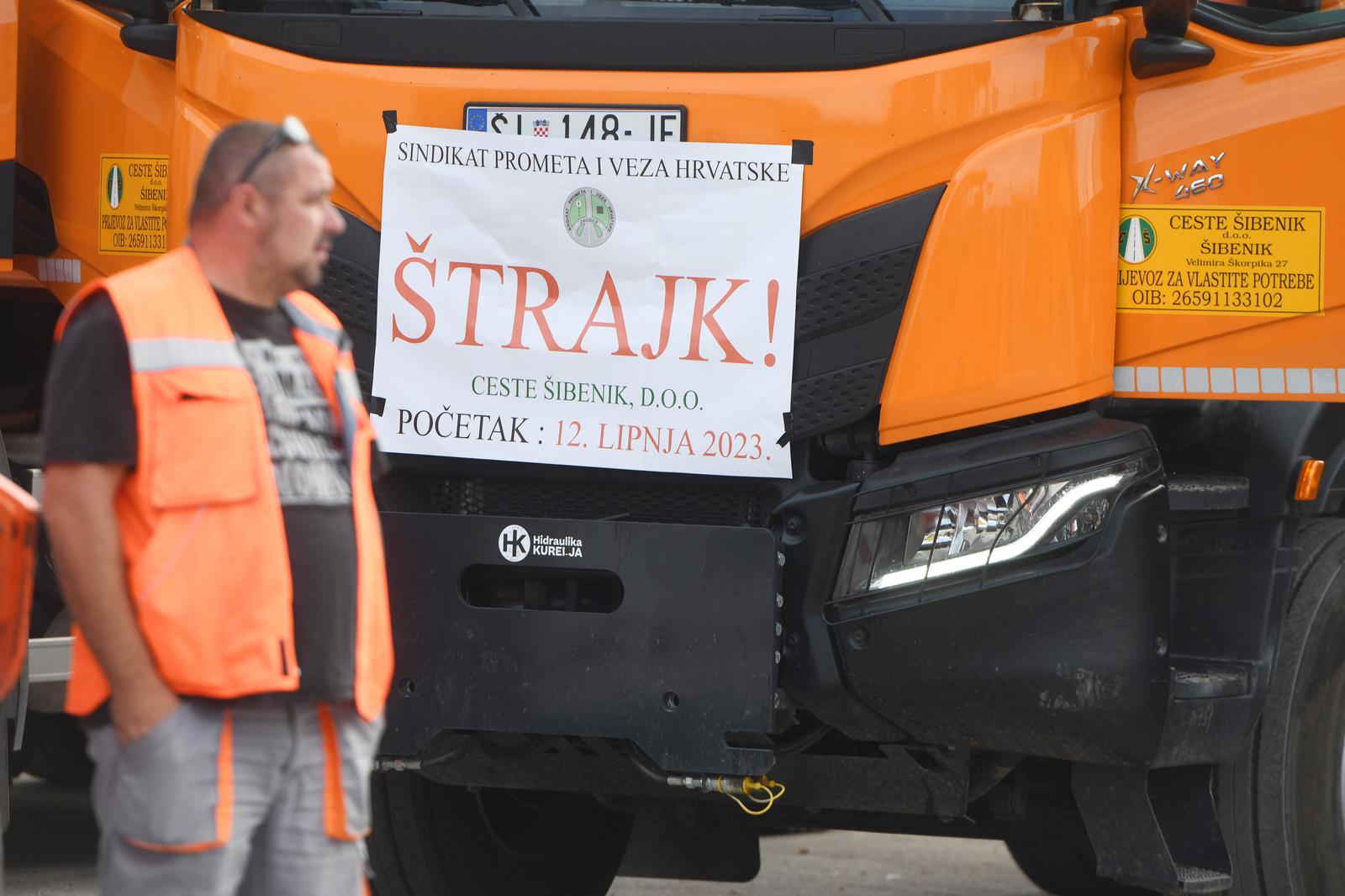 14.06.2023., Sibenik - Radnici tvrtke Ceste d.o.o Sibenik treci dan nastavljaju sa strajkom zbog neispunjenja njihovih zahtjeva. Photo: Hrvoje Jelavic/PIXSELL