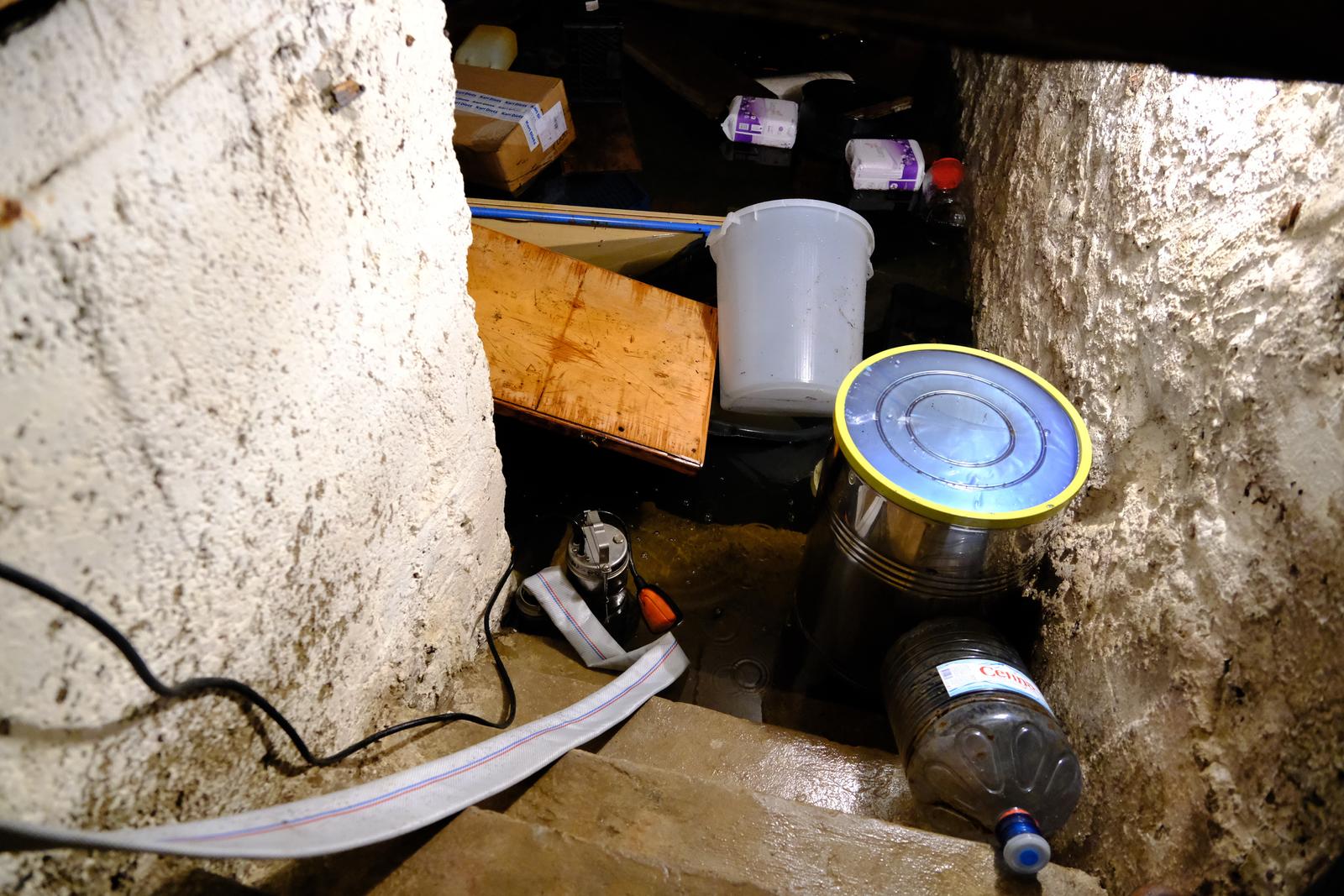 15.05.2023., Gracac - U nocnim satima traje ispumpavanje vode iz podruma kuca nakon sto se izlila rijeka Otuca. Photo: Slaven Branislav Babic/PIXSELL