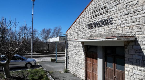 18.03.2023., Benkovac - Zeljeznicki kolodvor u Benkovcu. Zadnji putnicki vlak kroz kolodvor u Benkovcu prosao je 2014. godine. Photo: Sime Zelic/PIXSELL