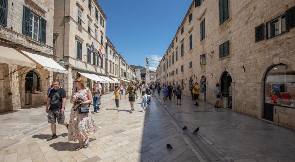 19.05.2023., Stara gradska jezgra, Dubrovnik - Gradski kadrovi. Sunce i visoka temperatura nakon juga i kise. Photo: Grgo Jelavic/PIXSELL