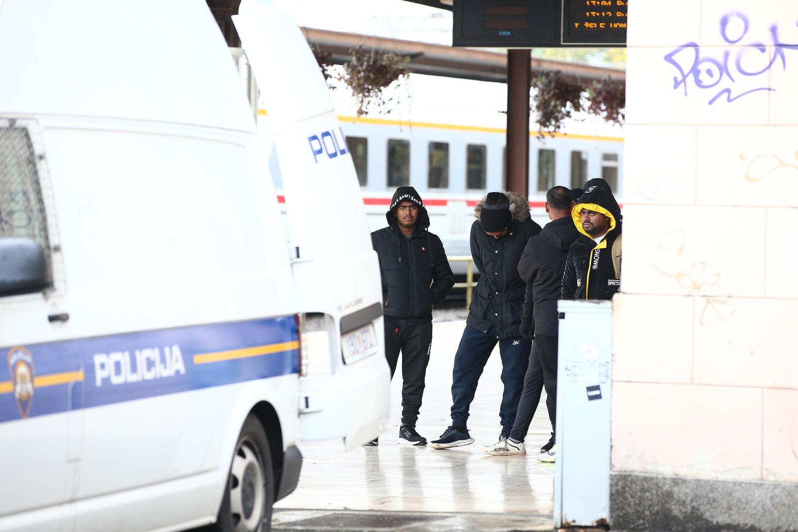 25.10.2022., Zagreb - Policija je na Glavnom kolodvoru pretrazila nekoliko migranata te ih nakon toga odvezla u policijskom kombiju Photo: Matija Habljak/PIXSELL