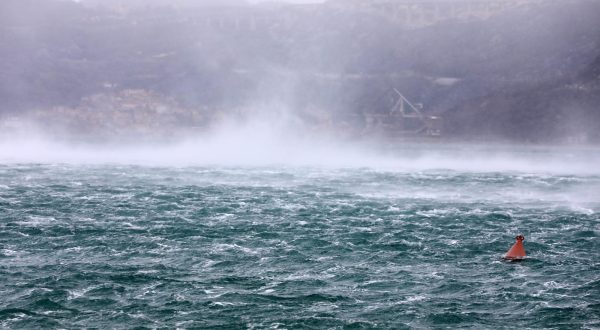 26.02.2023., Bakarac - Olujna bura na moru u Bakarskom zaljevu. Photo: Goran Kovacic/PIXSELL