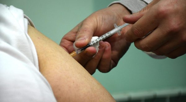27.12.2020., Bjelovar - U Zavod za javno zdravstvo Bjelovarsko-bilogorske zupanije stiglo je prvih 305 doza cjepiva protiv koronavirusa. Prvih 305 doza rasporedjeno je na nacin da je njih 15 doslo u Zavod za hitnu medicinu, 30 doza u Opcu bolnicu Bjelovar, a 260 doza bit ce rasporedjeno u cetiri Doma za starije i nemocne. Prvo cjepivo na podrucju BBZ primili su djelatnici Zavoda za hitnu medicinu, preciznije voditeljica Zlata Ilekovic Pejic.rPhoto: Damir Spehar/PIXSELLr