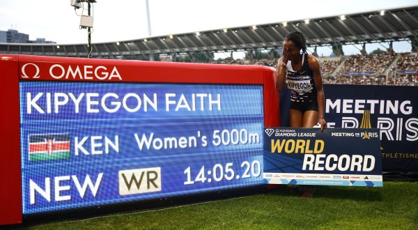 Athletics - Diamond League - Meeting de Paris - Stade Charlety, Paris, France - June 9, 2023 Kenya's Faith Kipyegon poses with the screen as she sets a new world record and wins the the women's 5000m REUTERS/Sarah Meyssonnier Photo: Sarah Meyssonnier/REUTERS