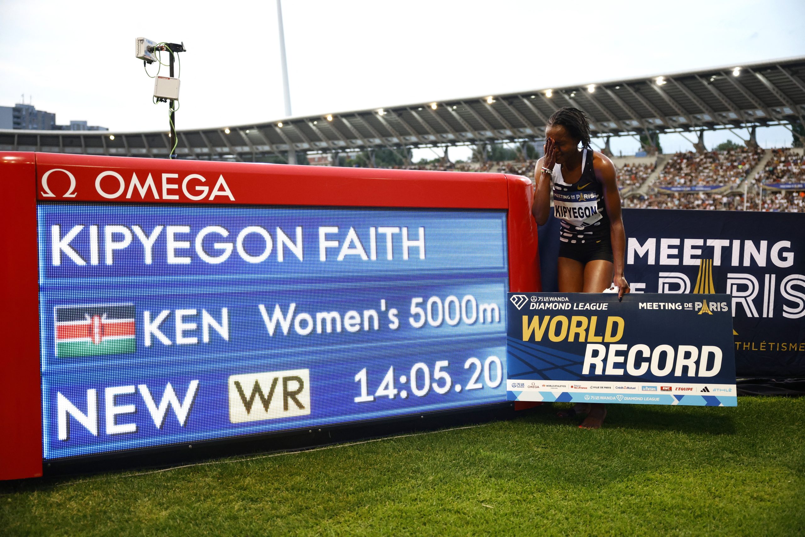 Athletics - Diamond League - Meeting de Paris - Stade Charlety, Paris, France - June 9, 2023 Kenya's Faith Kipyegon poses with the screen as she sets a new world record and wins the the women's 5000m REUTERS/Sarah Meyssonnier Photo: Sarah Meyssonnier/REUTERS