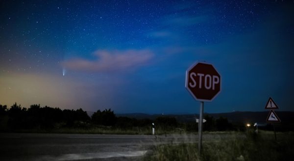 22.07.2020., Gljev - Komet Neowise vidljiv u dalmatinskoj zagori kod sela Gljev.rKomet Neowise nazvan je po NASA-inom teleskopu (Near-Earth Object Wide-field Infrared Survey Explorer) uz pomoc kojeg je otkriven 27. ozujka ove godine. Pocetkom srpnja postao je vidljiv na nasem nebu, a ovih dana moze se vidjeti i golim okom.rPhoto: Milan Sabic/PIXSELL