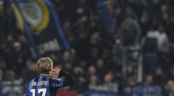 Rasmus Winther Hojlund celebrates after scoring to 2-1 during the Serie A soccer match between Atalanta BC and FC Empoli at the Gewiss stadium in Bergamo, Italy, Friday March 17, 2023. (Spada/LaPresse via AP)
