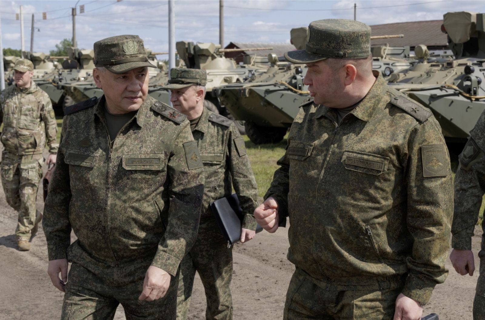 epa10679992 A handout photo made available by the Russian Defence Ministry press service shows Russia's Defense Minister Sergei Shoigu (L) visiting the arsenals and storage base of the Western Military District and checked the preparation of equipment and weapons for shipment to the zone of the special military operation, Russia, 08 June 2023. Russia's Defense Minister Sergei Shoigu announced the need to speed up the delivery of all types of military equipment to the zone of the special military operation in Ukraine.  EPA/RUSSIAN DEFENCE MINISTRY PRESS SERVICE/HANDOUT HANDOUT  HANDOUT EDITORIAL USE ONLY/NO SALES