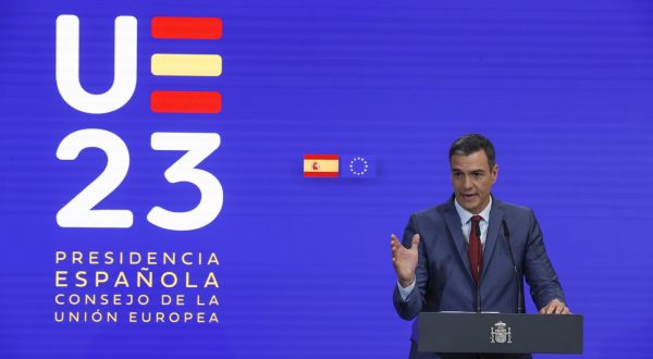 epa10691946 Spanish Prime Minister Pedro Sanchez delivers a speech to present the priorities of Spain's Presidency of the EU Council during a press conference at La Moncloa Palace's complex, in Madrid, Spain, 15 June 2023. The Spanish Presidency of the EU Council runs from next 01 July to 31 December.  EPA/Juan Carlos Hidalgo