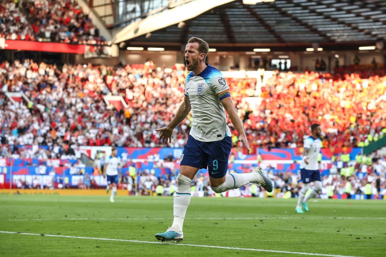 epa10700704 Harry Kane of England celebrates after scoring the 1-0 goal during the UEFA EURO 2024 qualification match between England and North Macedonia in Manchester, Britain, 19 June 2023.  EPA/ADAM VAUGHAN