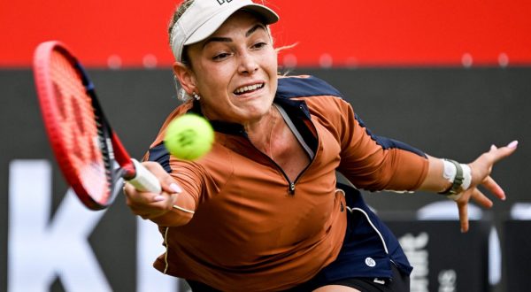 epa10710790 Donna Vekic of Croatia in action against Petra Kvitova of Czech Republic during their final match at the WTA German Open tennis tournament in Berlin, Germany, 25 June 2023.  EPA/FILIP SINGER