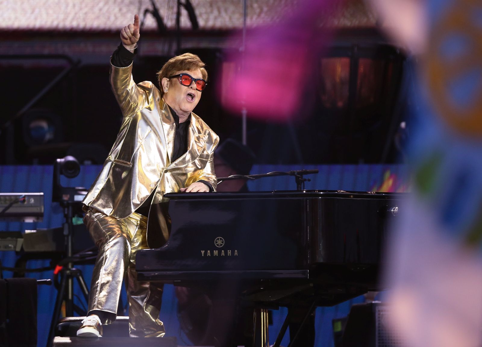 epaselect epa10711454 Elton John performs on the Pyramid Stage during the Glastonbury Festival in Pilton, Britain, 25 June 2023. The Glastonbury Festival is a five-day festival of music, dance, theatre, comedy and performing arts running from 21 to 25 June 2023.  EPA/ADAM VAUGHAN