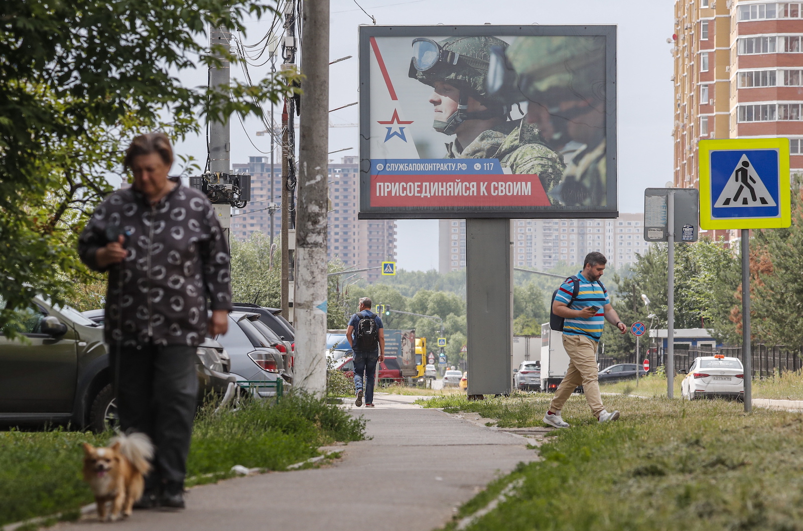 epa10713270 A billboard in support of Russian armed forces reading 'Military service under contract. Join yours' in Podolsk, Moscow region,Russia, 27 June 2023. In Russian cities, billboards with a call to join the private military company (PMC) Wagner began to be removed. On 24 June, counter-terrorism measures were enforced in Moscow and other Russian regions after private military company (PMC) Wagner Group chief Yevgeny Prigozhin claimed that his troops had occupied the building of the headquarters of the Southern Military District in Rostov-on-Don, demanding a meeting with Russia's defense chiefs. Belarusian President Lukashenko, a close ally of Putin, negotiated a deal with Wagner chief Prigozhin to stop the movement of the group's fighters across Russia, the press service of the President of Belarus reported. The negotiations were said to have lasted for the entire day. Prigozhin announced that Wagner fighters were turning their columns around and going back in the other direction, returning to their field camps.  EPA/MAXIM SHIPENKOV