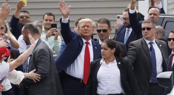 epa10714218 Republican candidate for President, former US President Donald J. Trump (C) arrives for the opening of his campaign headquarters in Manchester, New Hampshire, USA, 27 June 2023.  EPA/CJ GUNTHER
