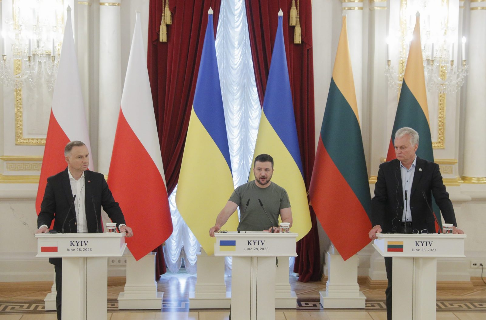epa10715470 Ukrainian President Volodymyr Zelensky (C), Polish President Andrzej Duda (L), and Lithuanian President Gitanas Nauseda (R) attend a joint press conference after their meeting in Kyiv, Ukraine, 28 June 2023. Andrzej Duda and Gitanas Nauseda arrived in Kyiv to meet with top Ukrainian officials and express their support for Ukraine amid the Russian invasion.  EPA/SERGEY DOLZHENKO