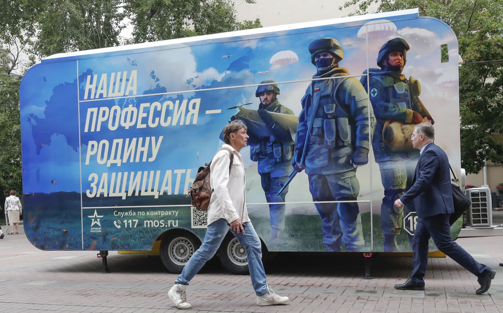 epa10715407 A mobile recruiting office where men can sign a contract with the Russian Ministry of Defense in downtown Moscow, Russia, 28 June 2023. On 24 June, counter-terrorism measures were enforced in Moscow and other Russian regions after private military company (PMC) Wagner Group chief Yevgeny Prigozhin claimed that his troops had occupied the building of the headquarters of the Southern Military District in Rostov-on-Don, demanding a meeting with Russia's defense chiefs. Belarusian President Lukashenko, a close ally of Putin, negotiated a deal with Wagner chief Prigozhin to stop the movement of the group's fighters across Russia, the press service of the President of Belarus reported. The negotiations were said to have lasted for the entire day. Prigozhin announced that Wagner fighters were turning their columns around and going back in the other direction, returning to their field camps.  EPA/MAXIM SHIPENKOV