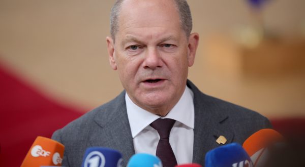 epa10716798 Germany's Chancellor Olaf Scholz speaks to the media as he arrives for a European Council in Brussels, Belgium, 29 June 2023. EU leaders are gathering in Brussels for a two-day summit to discuss the latest developments in relation to Russia's invasion of Ukraine and continued EU support for Ukraine as well as the block's economy, security, migration and external relations, among other topics.  EPA/OLIVIER MATTHYS