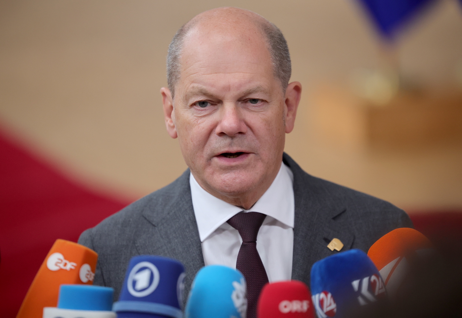 epa10716798 Germany's Chancellor Olaf Scholz speaks to the media as he arrives for a European Council in Brussels, Belgium, 29 June 2023. EU leaders are gathering in Brussels for a two-day summit to discuss the latest developments in relation to Russia's invasion of Ukraine and continued EU support for Ukraine as well as the block's economy, security, migration and external relations, among other topics.  EPA/OLIVIER MATTHYS