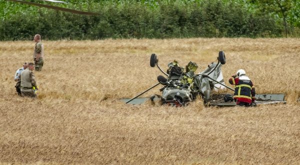 epa10717507 Members of the Danish Army and emergency staff are seen at the scene where a T-17 training aircraft crashed on a field east of Vinderup near Skive, Denmark, 29 June 2023. Two people were injured after Danish Air Forces' training aircraft crashed.  EPA/MORTEN STRICKER  DENMARK OUT