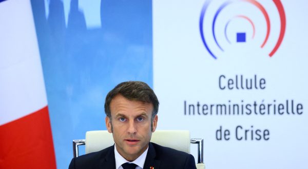epa10719105 French President Emmanuel Macron speaks during a government emergency meeting after riots erupted for the third night in a row across the country following the death of Nahel, a 17-year-old teenager killed during a traffic stop in Nanterre by a French police officer, at the emergency crisis center of the Interior Ministry in Paris, France,  30 June 2023.  EPA/YVES HERMAN / POOL  MAXPPP OUT