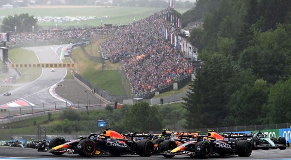 epa10720877 Dutch Formula One driver Max Verstappen (L) of Red Bull Racing during the Sprint at the Red Bull Ring race track in Spielberg, Austria, 01 July 2023. The Formula 1 Grand Prix of Austria is held on 02 July 2023.  EPA/CHRISTIAN BRUNA