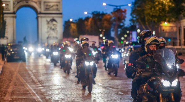 epa10723152 Riot police forces on motorbike secure the area in front of the Arc de triomphe amid fears of another night of clashes with protestors in Paris, France, 02 July 2023. Violence broke out all over France after police fatally shot a 17-year-old teenager during a traffic stop in Nanterre on 27 June.  EPA/OLIVIER MATTHYS
